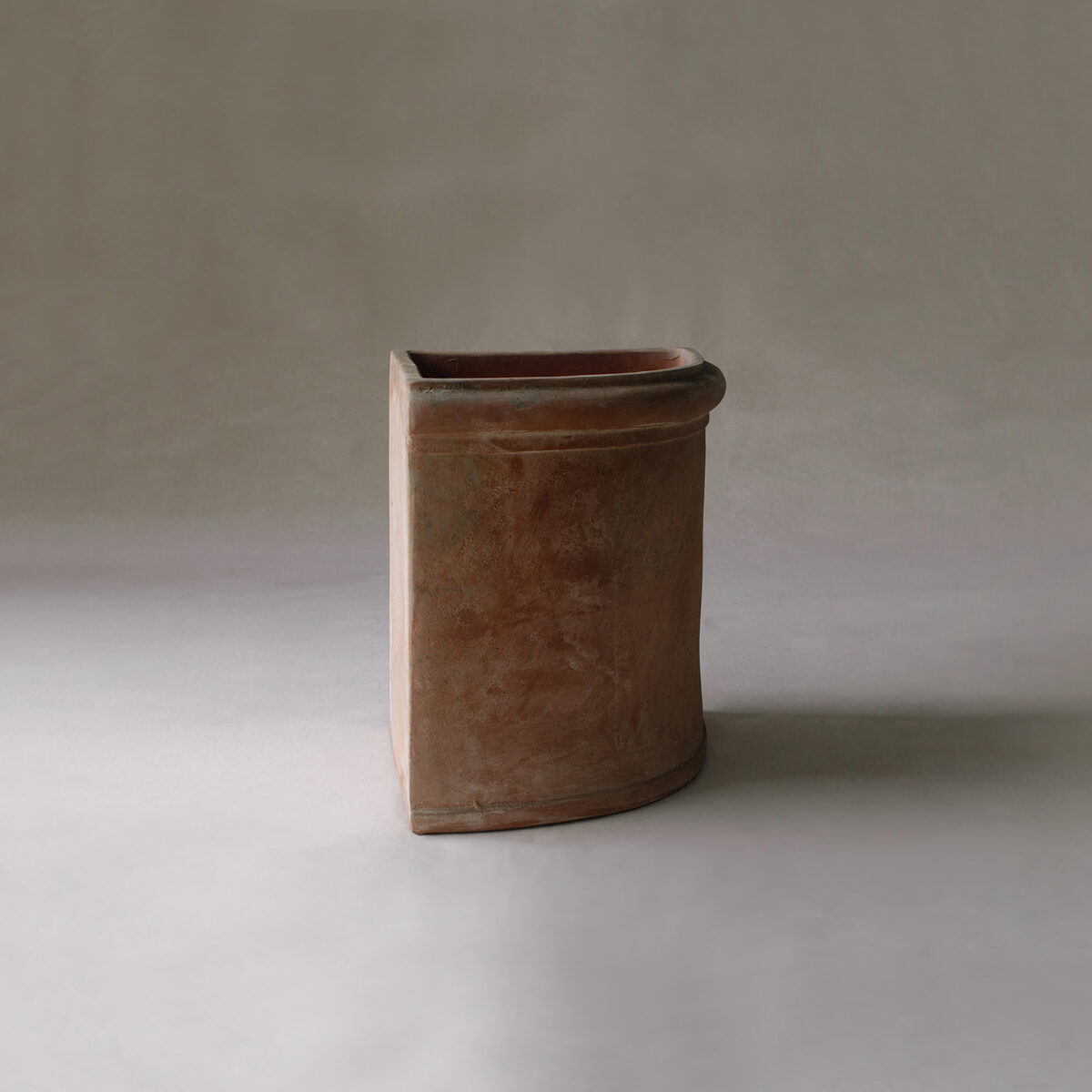 Angoliere corner planter