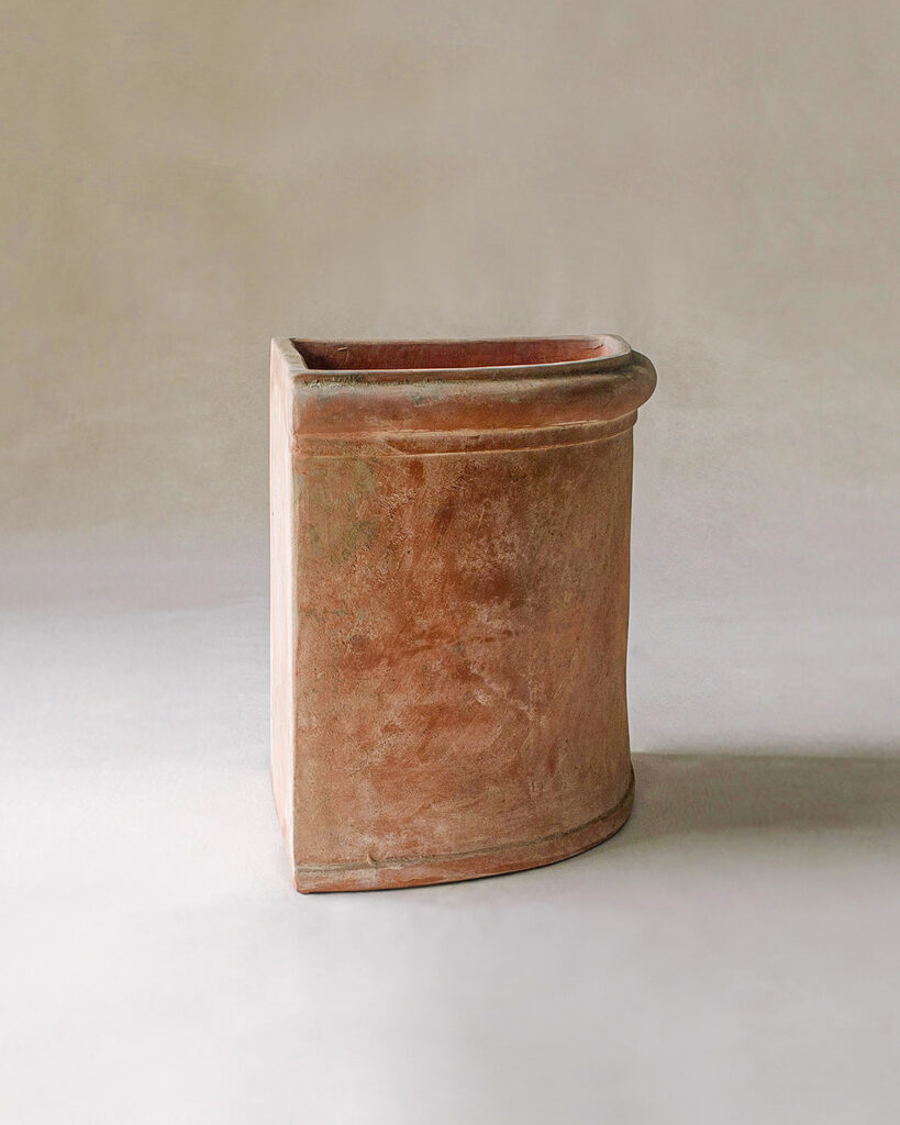 Angoliera terracotta corner pot